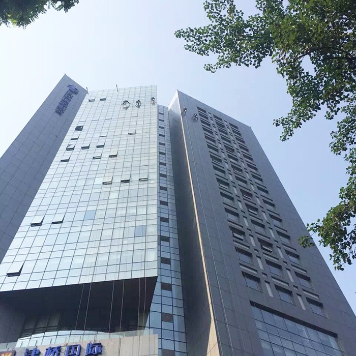 傲天鳥北京人大文化科技園外墻清洗