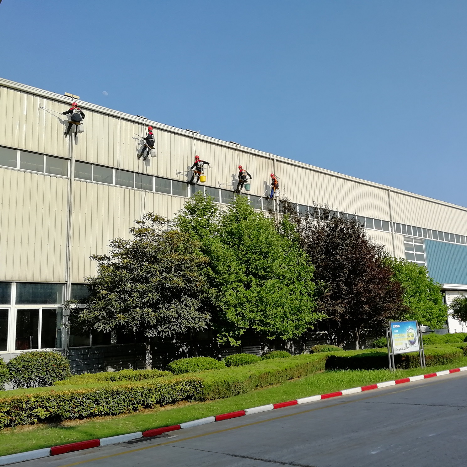 傲天鳥徐工道路集團(tuán)外墻清洗案例